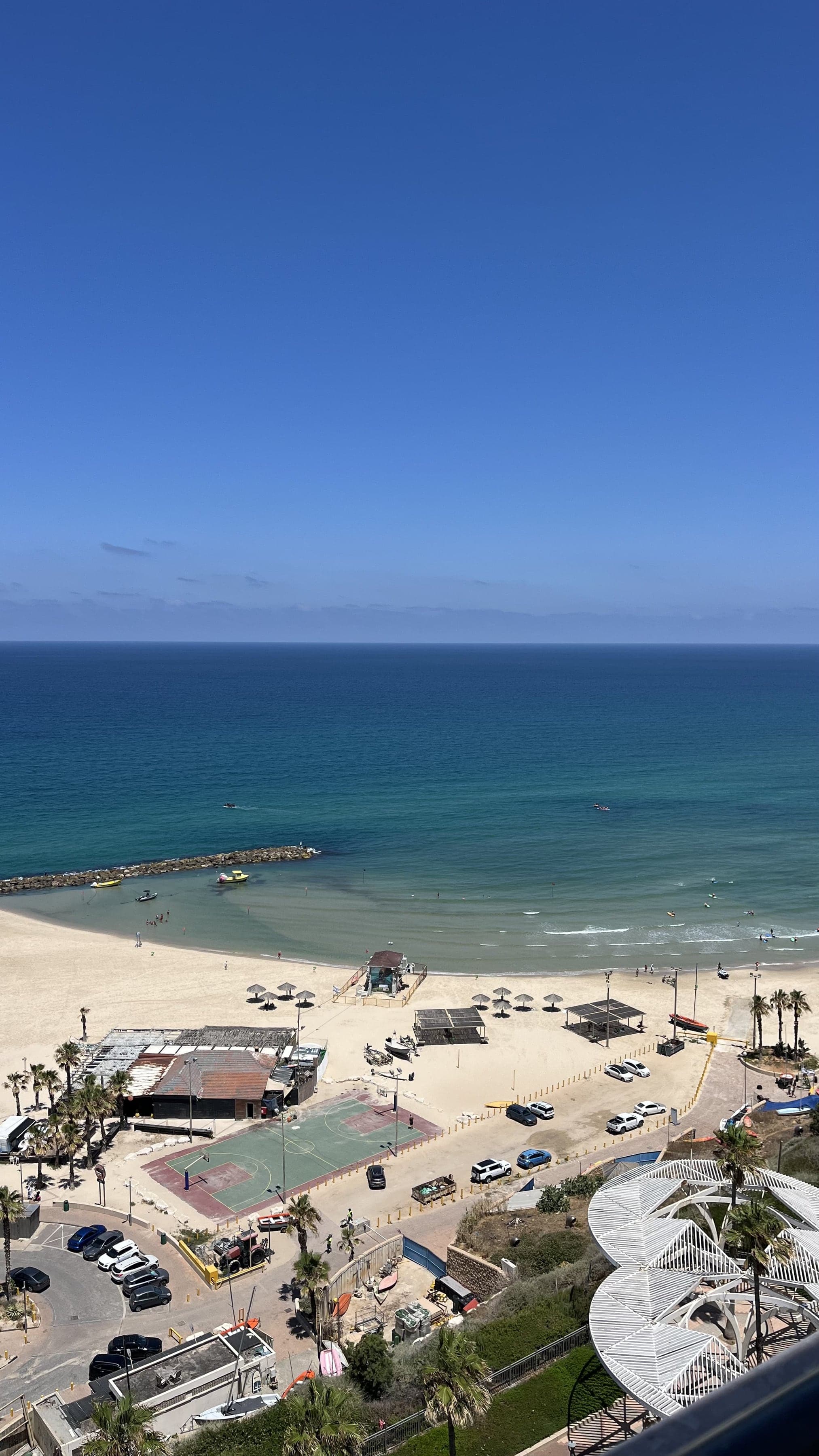 הנוף מהגרנד פנטהאוז אל חוף הים של נתניה